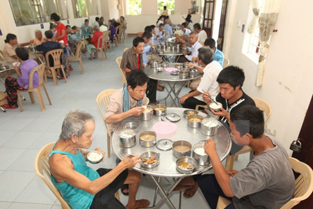 Bữa ăn của những người không nơi nương tựa tại Trung tâm nuôi dưỡng và cung cấp dịch vụ công tác xã hội tỉnh Thừa Thiên-Huế.